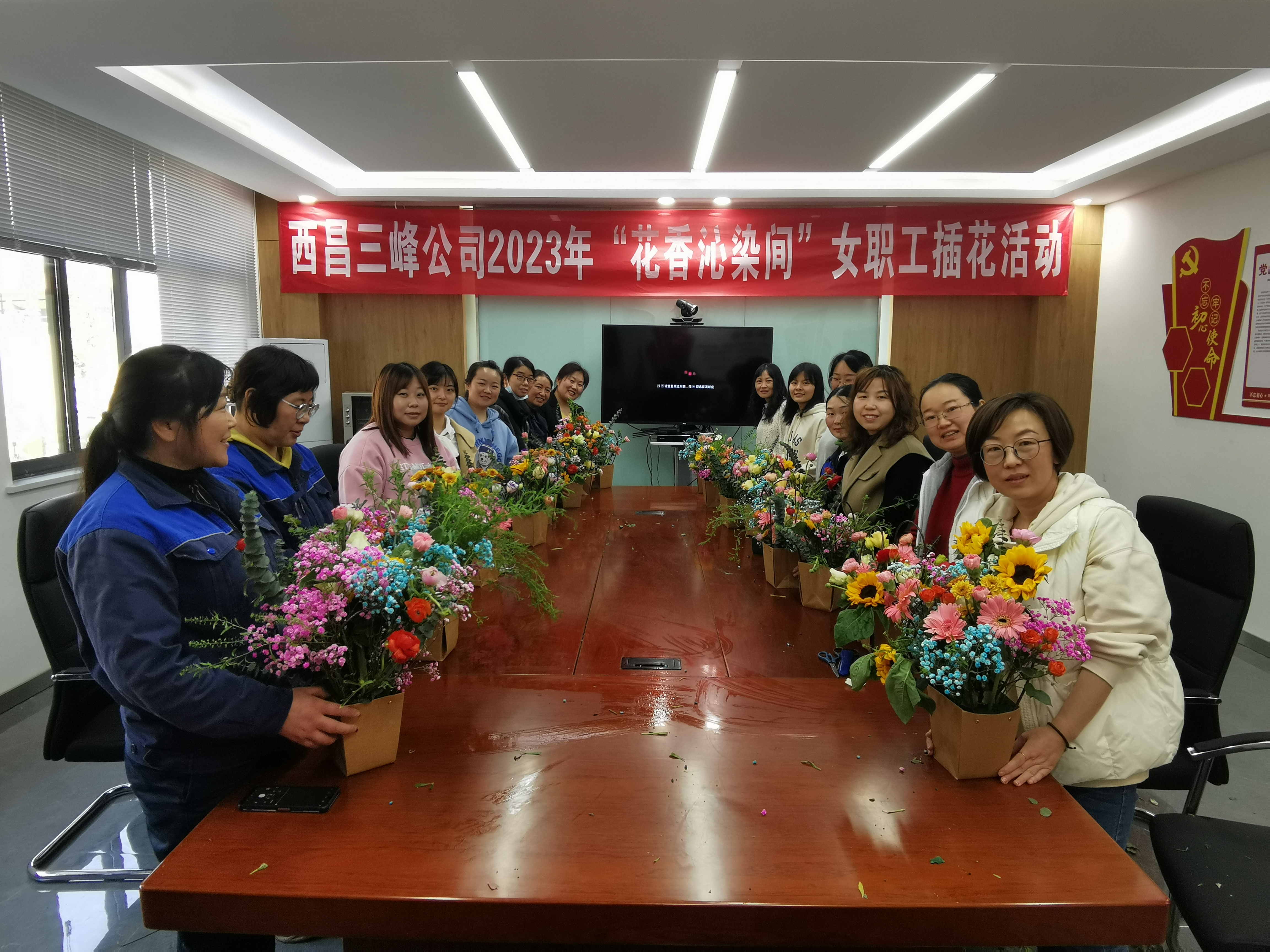 3月7日，四川西昌公司開展“花香沁染間”插花活動。.jpg